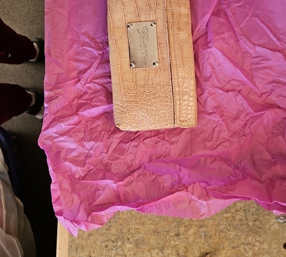 Elegant Beige Crocodile Pattern Wallet - Picture 5 of 5